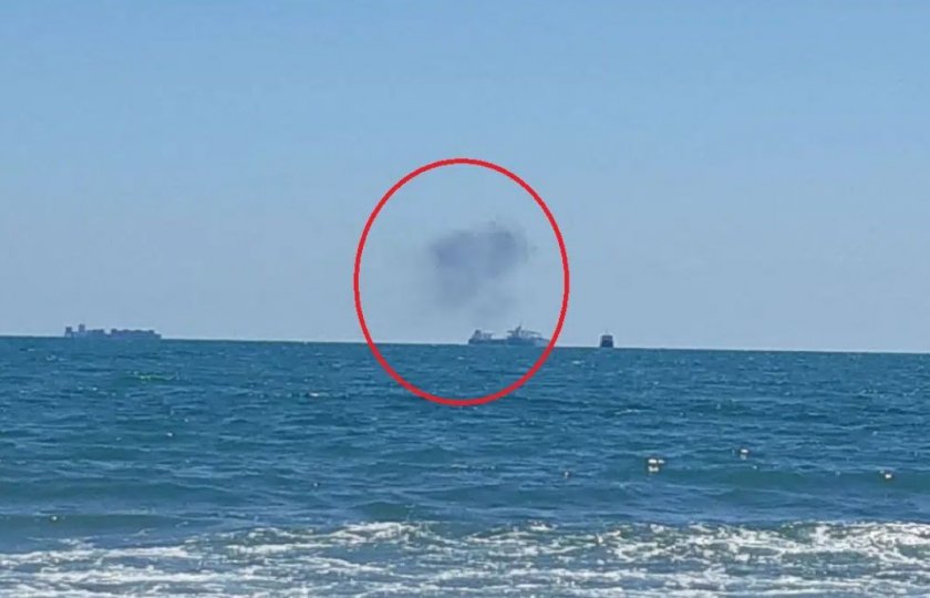 Кълба черен дим излизат от танкер в морето до Бургас.