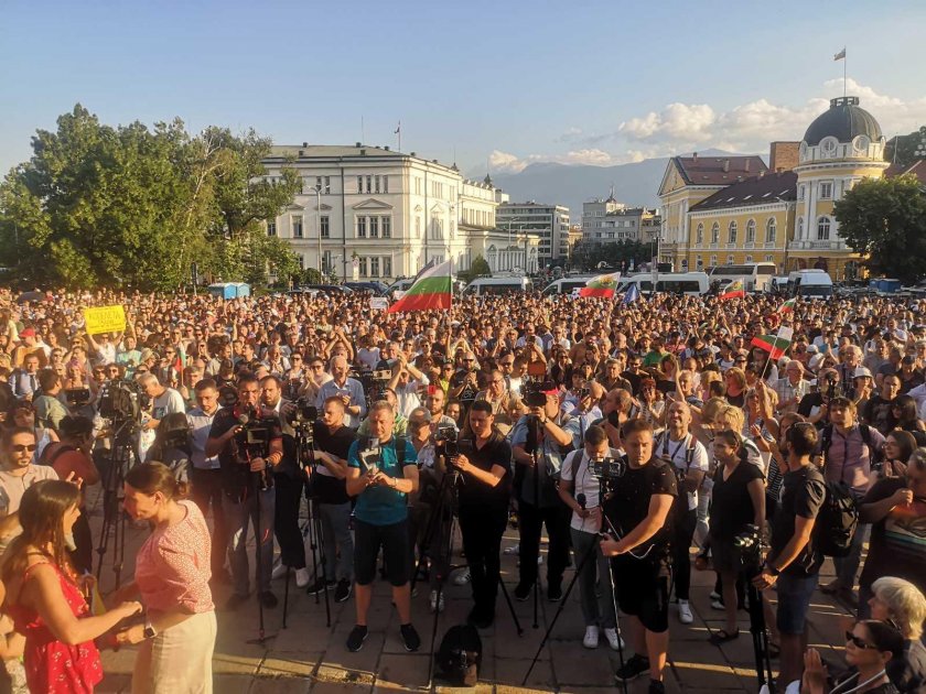 Протести "за" и "против" кабинета отново ограждат парламента