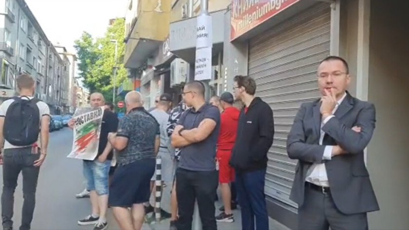 Привърженици на ВМРО, начело с Ангел Джамбазки, са блокирали входа