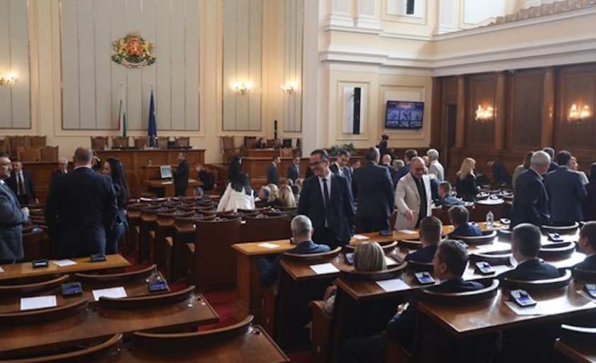 Народното събрание има кворум.Заседанието беше открито от временния председател Мирослав