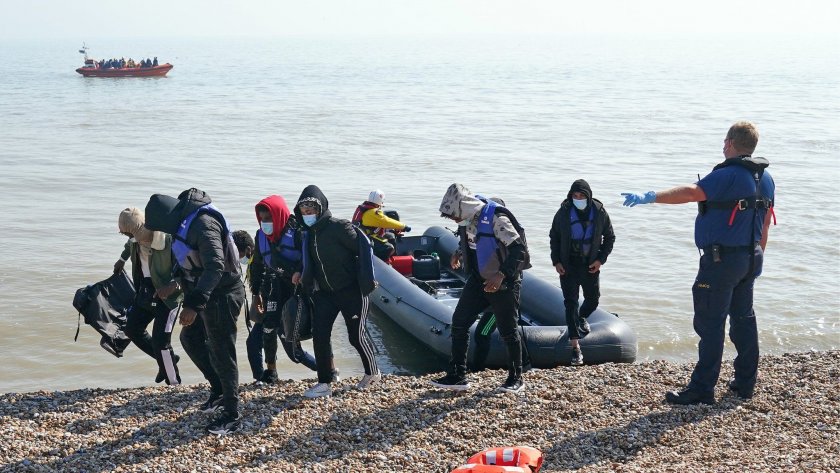 Повече от 300 мигранти са пристигнали през уикенда във Великобритания,