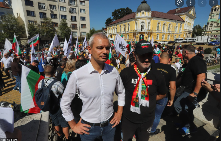 Копейкин бута кабинета с протести пред парламента 