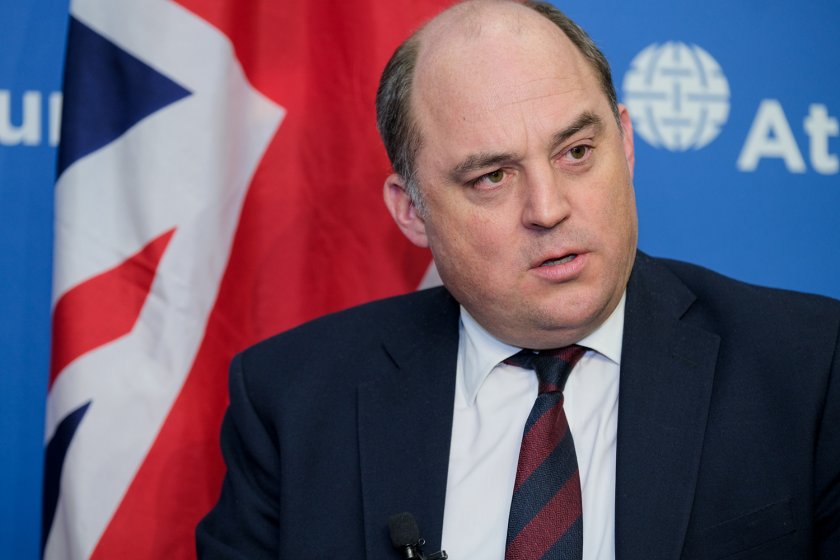Министърът на отбраната Бен Уолъс призова премиера да увеличи разходите