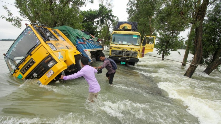 Броят на жертвите от наводненията в Индия достигна 135 души