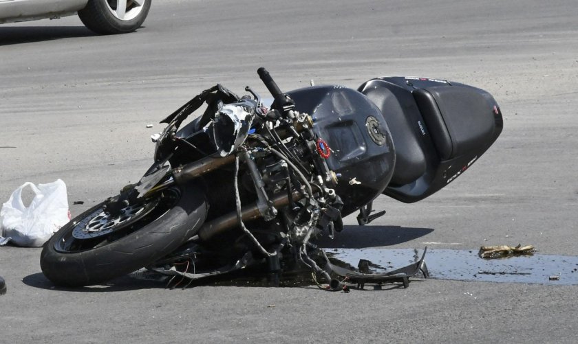 42-годишен моторист се бори да живота си, след като се