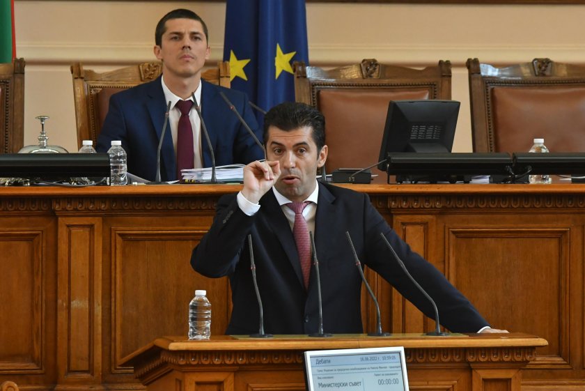 Премиерът в оставка Кирил Петков е в Народното събрание и