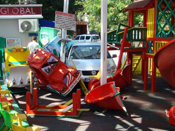 Кола се вряза в детска площадка в Сливен