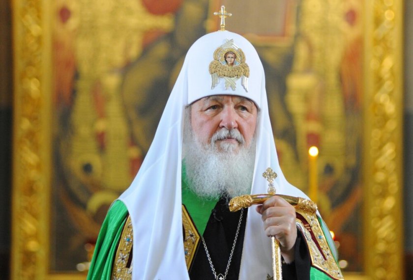 Божи знак: Руският патриарх се сгромоляса по време на литургия (ВИДЕО+СНИМКИ)