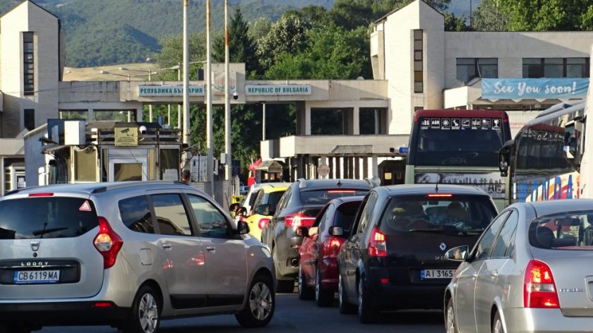 Жесток трафик към Гърция: 3-километрова колона от коли на Кулата