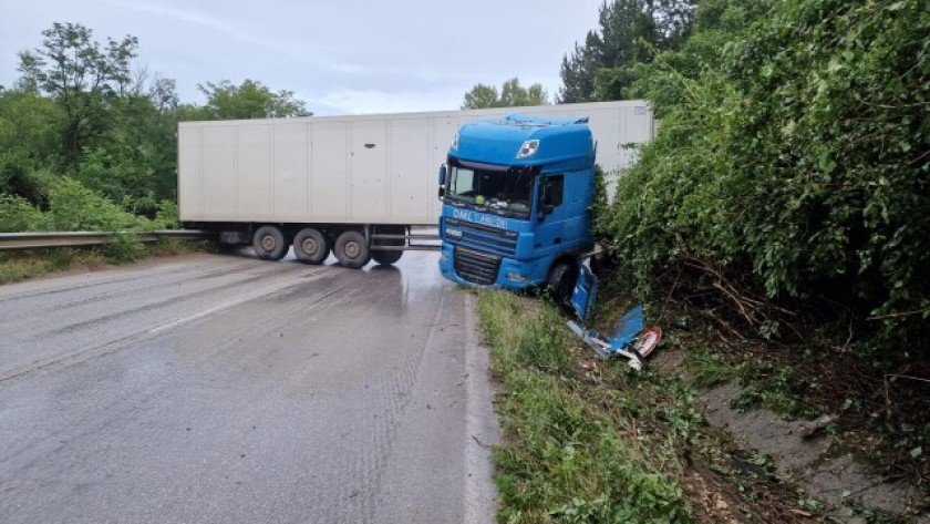 Катастрофирал тир блокира пътя между Враца и Мездра (СНИМКИ)