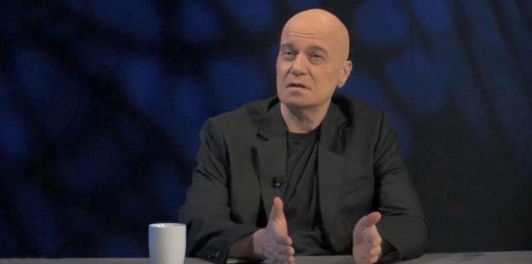 Здравето на Слави Трифонов е следено от четирима от най-доверените