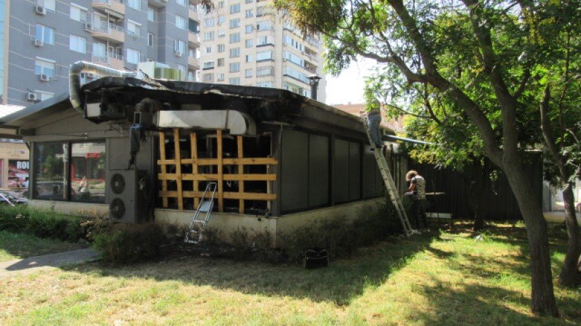Вендета: Подпалиха ресторант край университета в Русе (СНИМКИ)