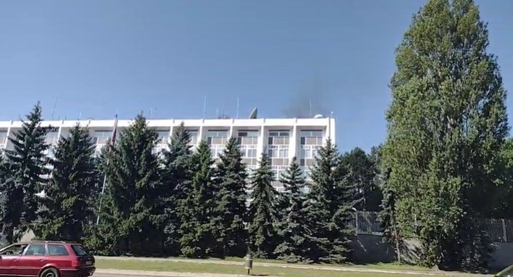 МЪЛНИЯ! Руското посолство пуши, документи ли горят?