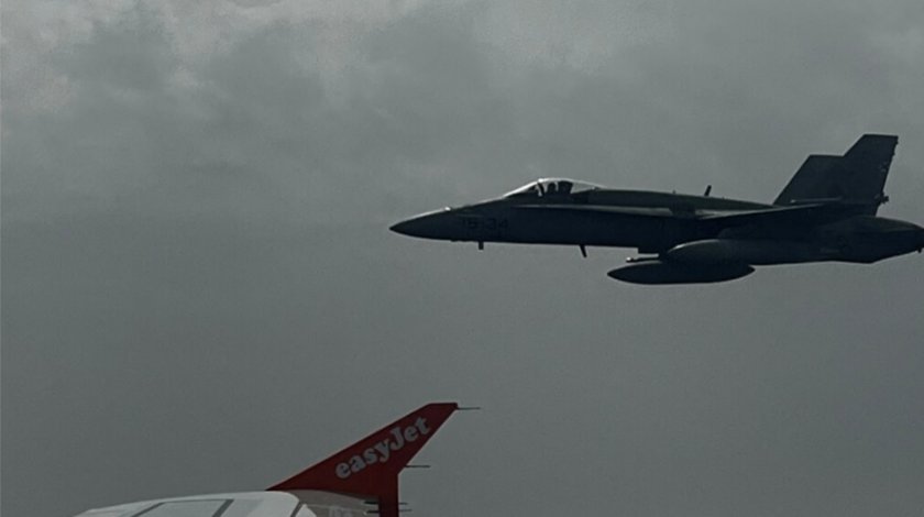 F-18 ескортира пътнически самолет след нелепа шега