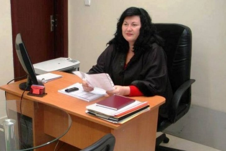 Учителка по руски предотврати измама на адвокат 