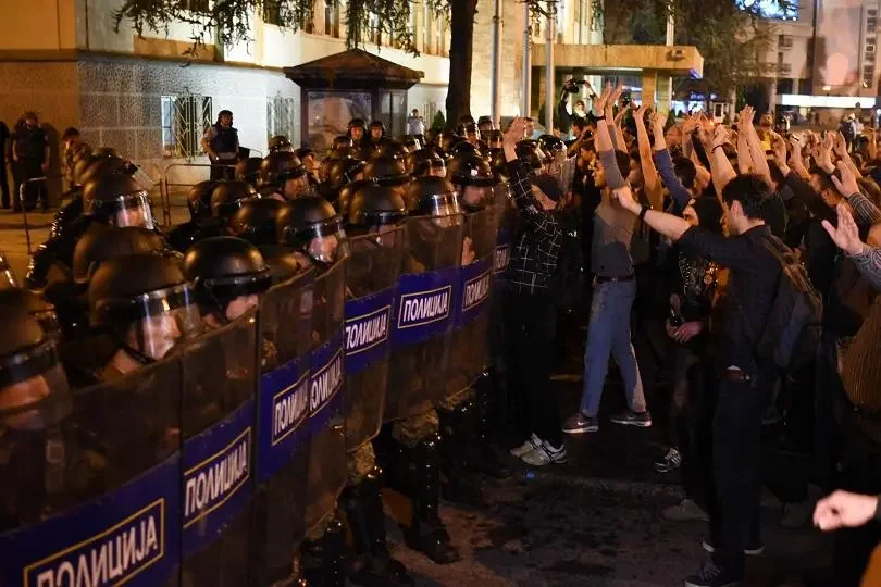 Провокация предизвика напрежение на протестното шествие в Скопие тази вечер.