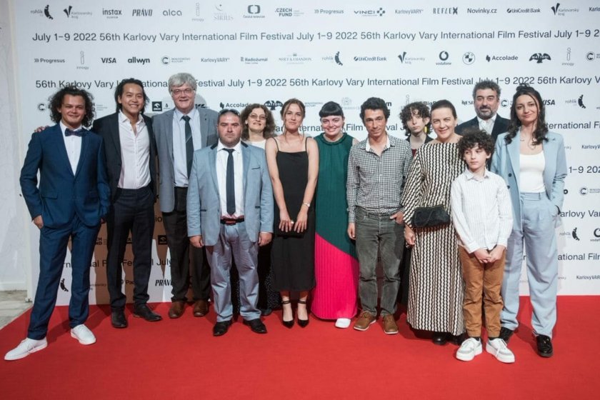 Български кинотворци минаха по червения килим на фестивала в Карлови Вари (СНИМКИ)