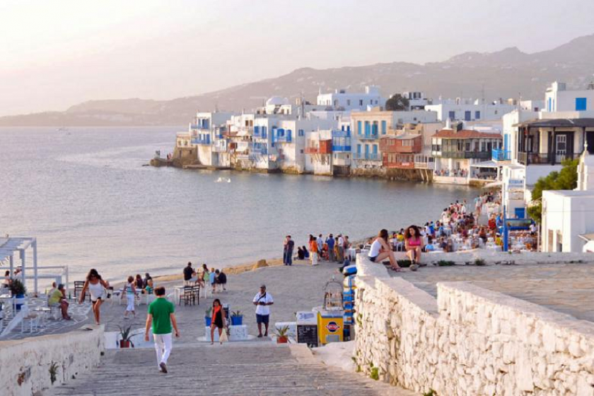 Гърците се оляха: €500 да гледаш залеза в Миконос