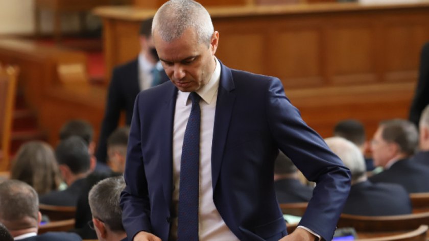 Лидерът на партия Възраждане Костадин Костадинов обяви, че е внесъл