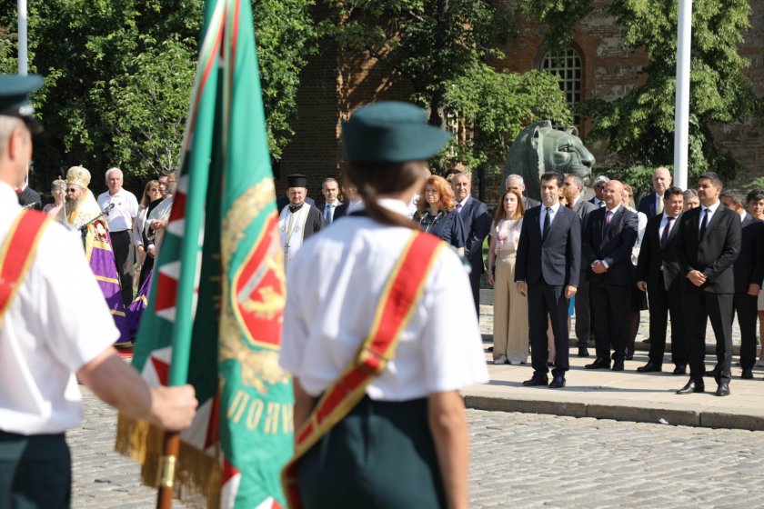 Ледено студени отношения демонстрираха в юлската жега навръх празника на