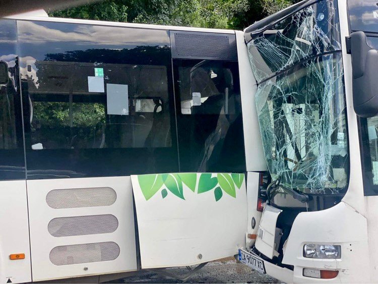 Пострадалите при катастрофа между два автобуса на градския транспорт в