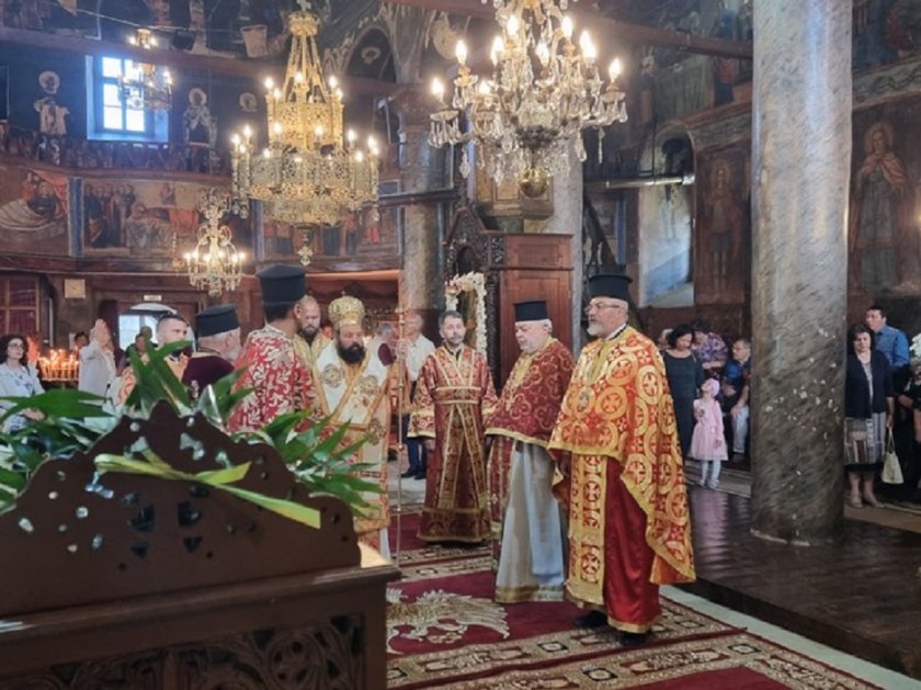 Епископ Висарион в съслужение със свещеници от Смолянска епархия отслужиха