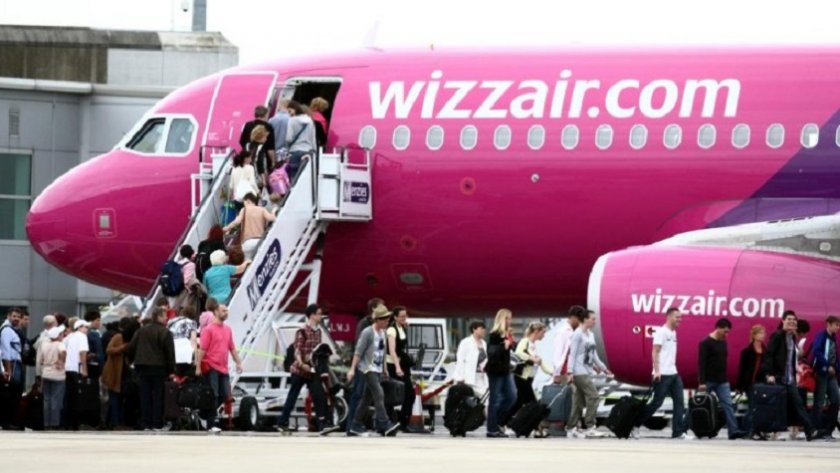 Нискотарифната авиокомпания Уиз Еър е оставила пътници в събота на