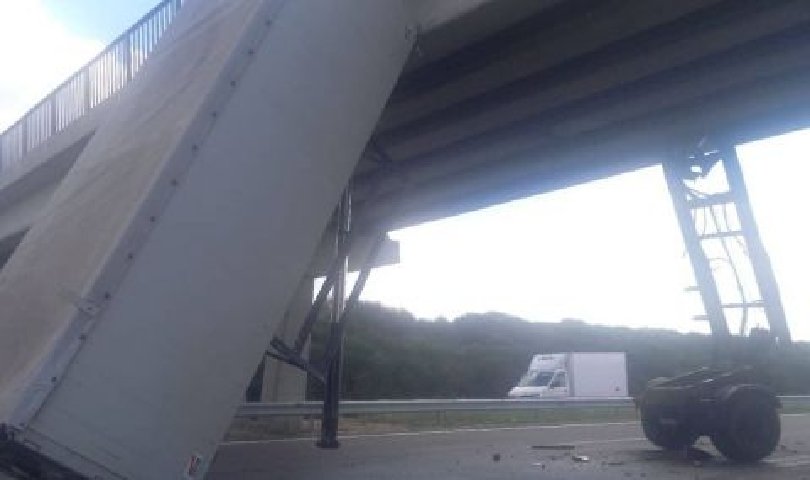 Ремарке на камион се заби в мост на магистрала „Тракия“,