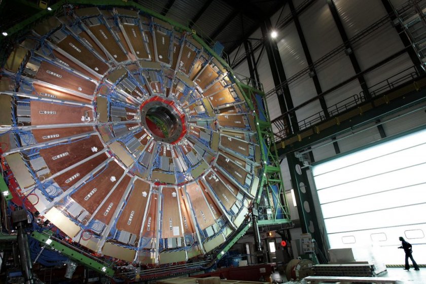 Международен екип учени от ЦЕРН от проекта LHCb в Големия