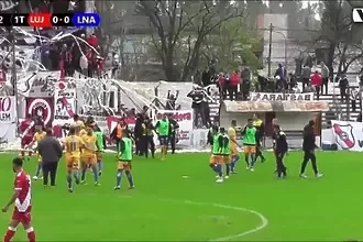 Тийнейджър се бори за живота си, а още 15 души