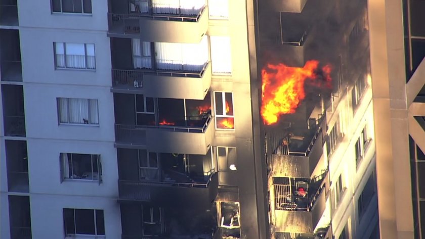 23-ма души бяха евакуирани от жилищна сграда заради силен пожар