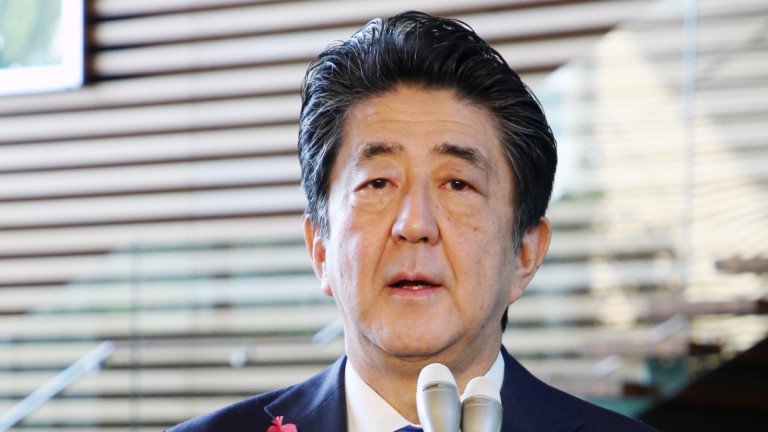 Бившият японски премиер Шиндзо Абе беше прострелян в гърба, докато