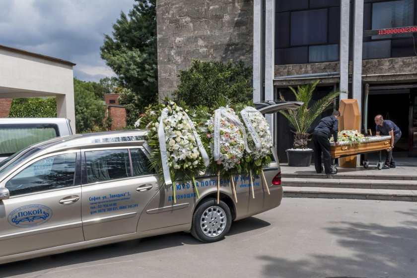 Митичният кръг Монтерей изпрати с бели рози в последния му