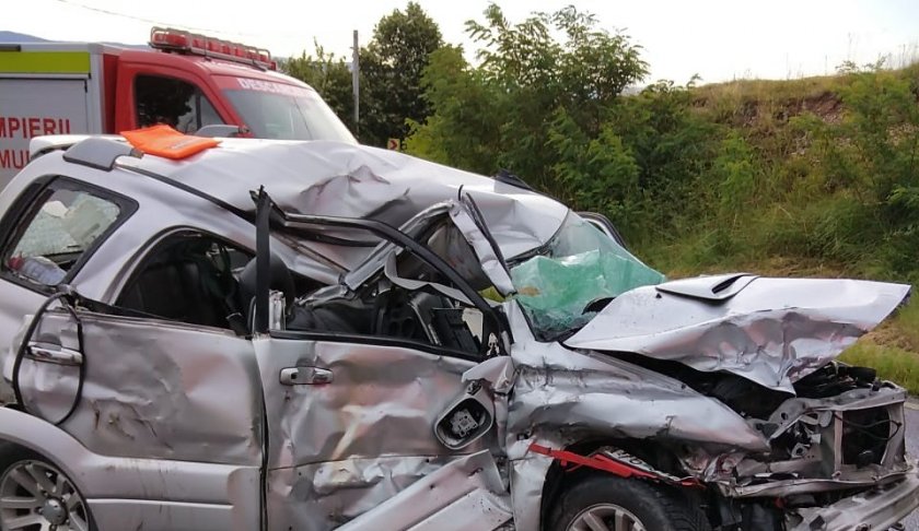 Шофьор без книжка и пътник загинаха при катастрофа в Старозагорско,