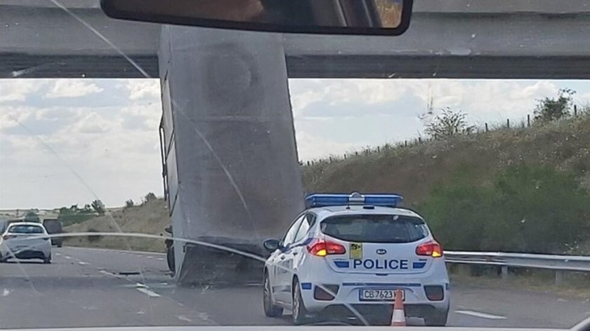Камион с ремарке се удари в мост на автомагистрала Тракия