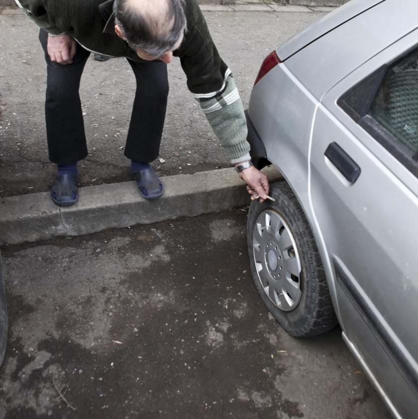 Мъж наряза гумите на автомобили на полицията и НАП