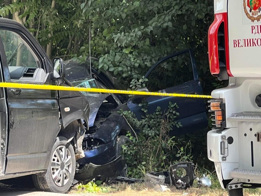Ужас край Стражица: Един е загинал, а трима са ранени при сблъсък между бус и кола 