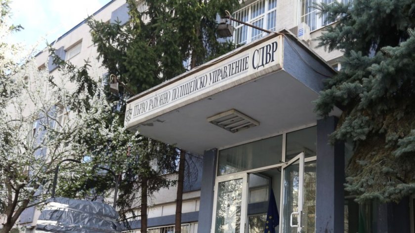 Протестиращи се събраха тази вечер пред сградата на Първо районно