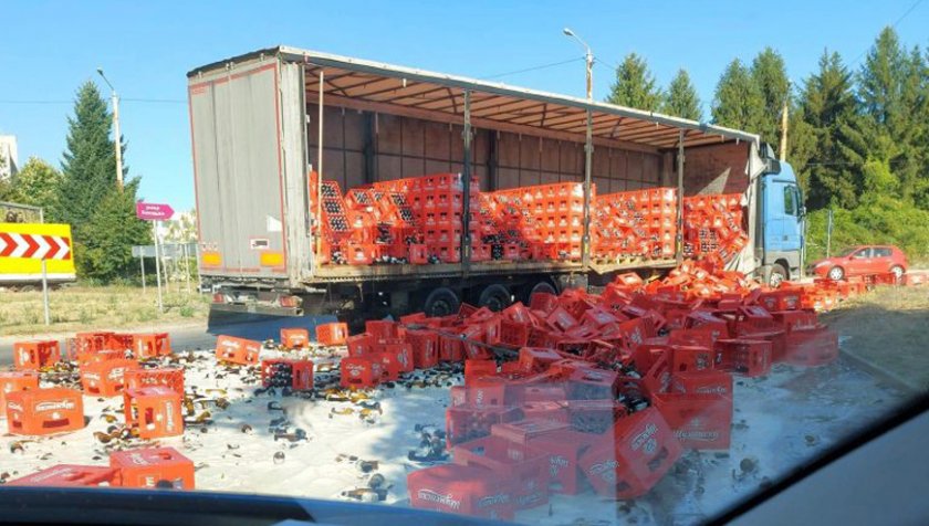 Камион разсипа каси с бира на кръстовище във Велико Търново