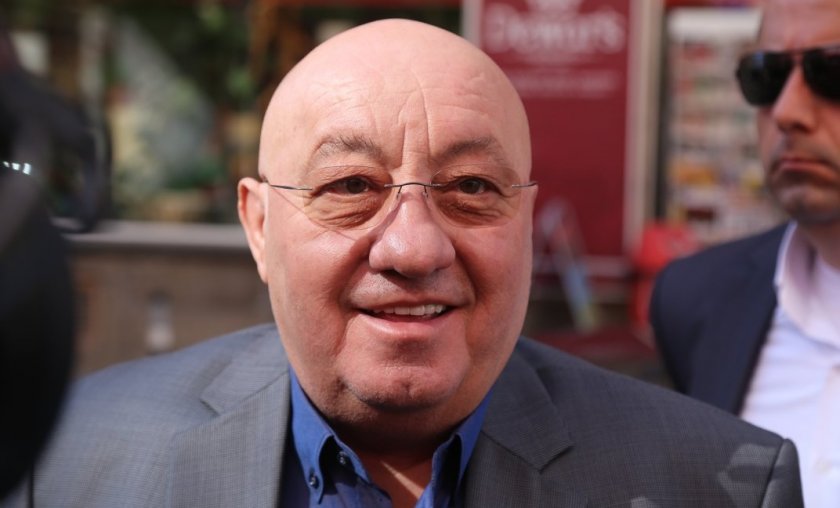 Митрополит Николай, известен с любовта си към лукса във вид