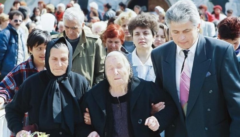 Английският таблоид Мирър излезе днес с нова солидна порция пророчества