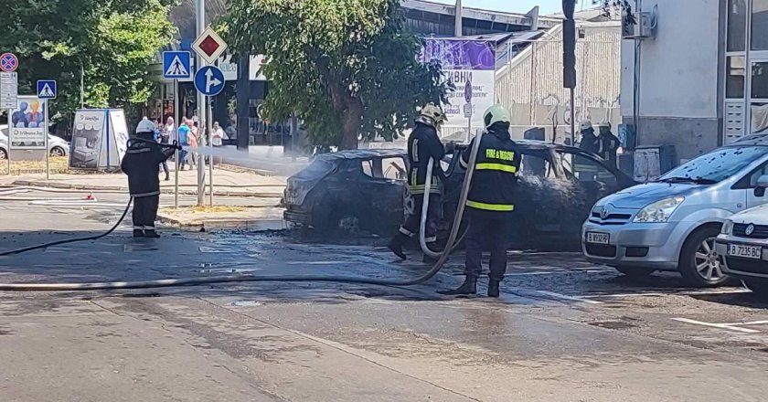 Три коли изгоряха до зарядна станция във Варна (СНИМКА)