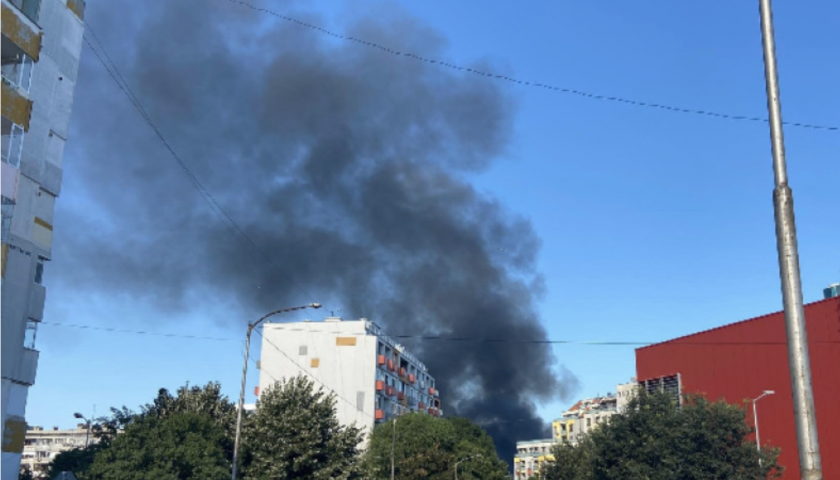Пожар в депо за строителни отпадъци в Бургас