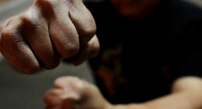 Варненски полицаи задържаха 23-годишен криминално проявен мъж, който пребил опонент