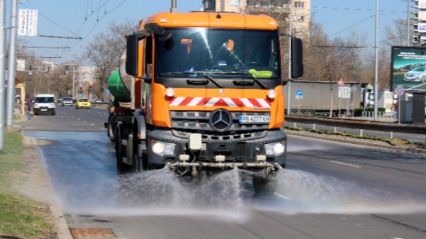 Жега: Цистерни разхлаждат улиците в София