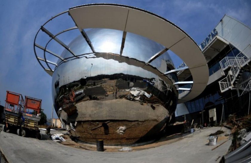 Продължава изграждането на Огледалния планетариум до Морската гара в Бургас.