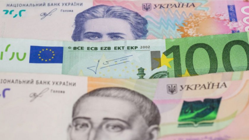 Украйна девалвира валутата си с 25% спрямо щатския долар