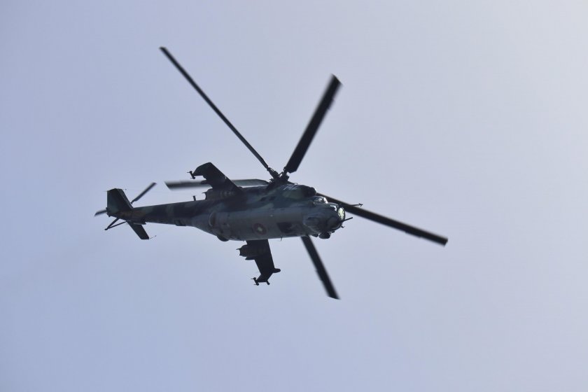Хеликоптери гасят големия горски пожар край Пазарджик