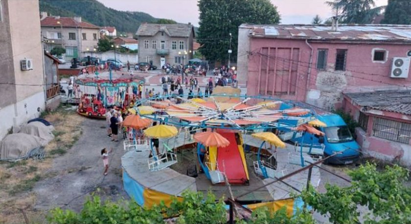 Слух за избягал лъв, докаран от цирк като атракция на