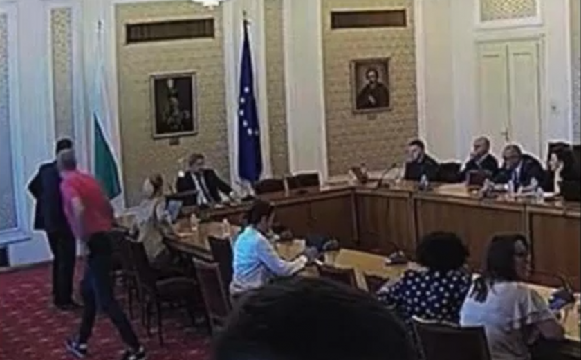 Нелеп скандал се разгоря, след като ДБ проведоха сбирка на